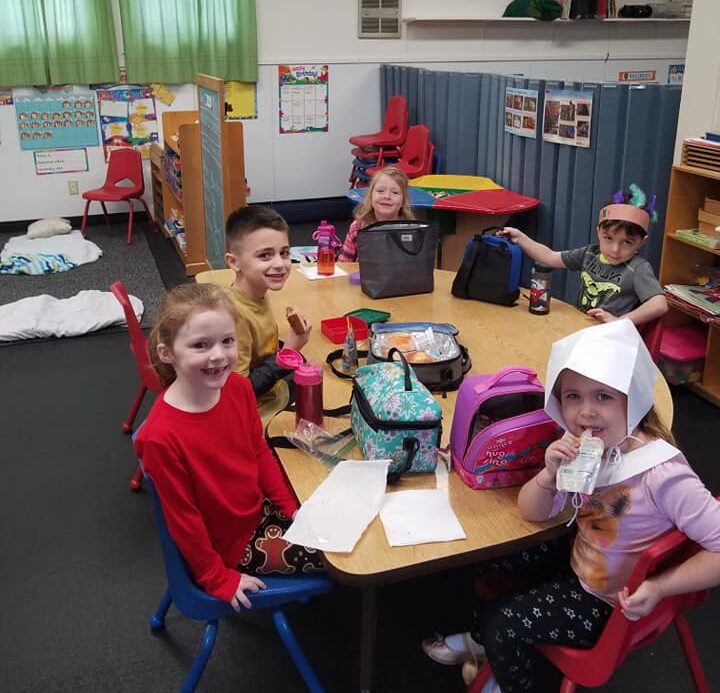 Kids eating lunch